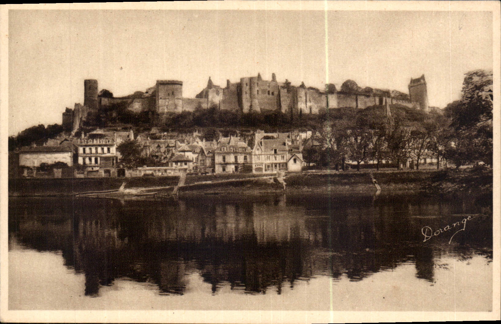 CPA Chinon I et L vue generale du Chateau Monument historique X au XV siecle et la Vienne 