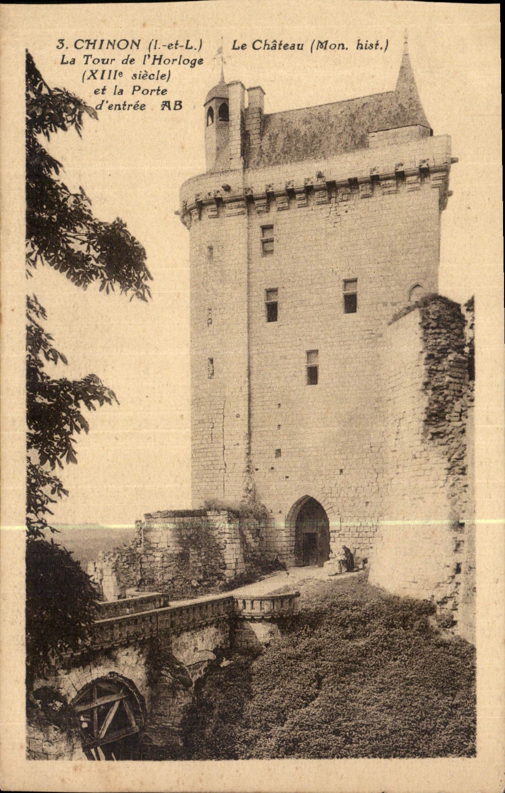 CPA Chinon I et L le Chateau Mon hist la Tour de l'Horloge XIII siecle et la Porte d'entree 