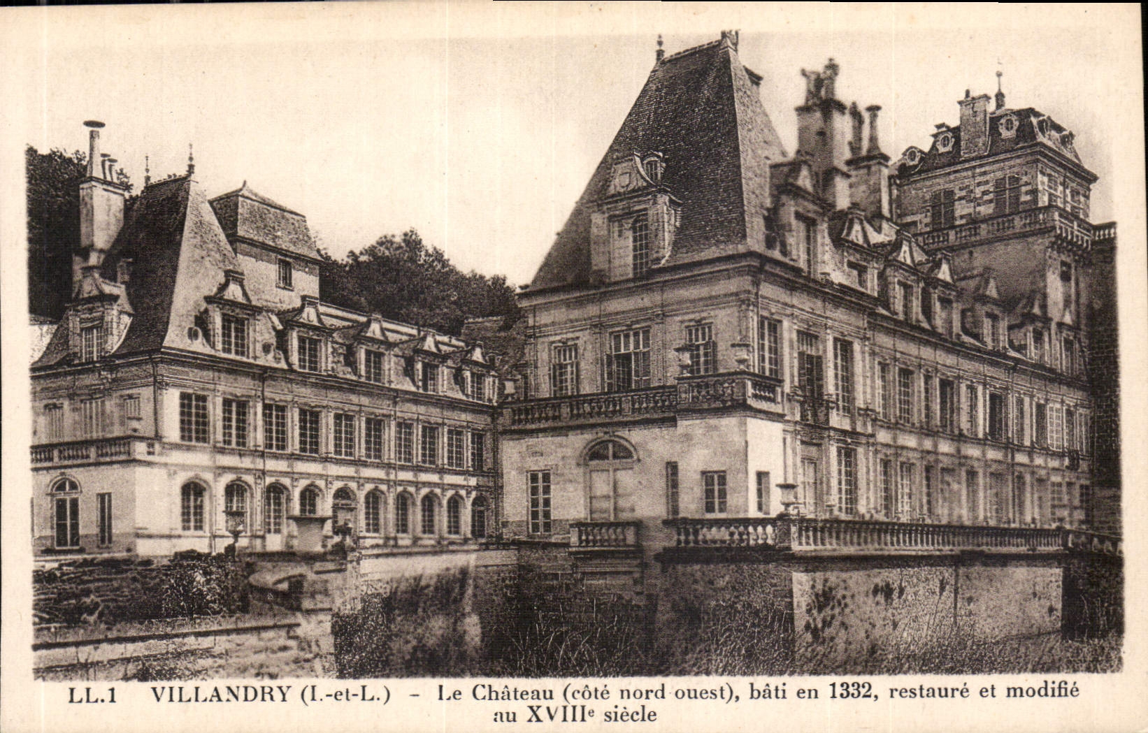 CPA Villandry I et L le Chateau cote Nord Ouest Bati en 1332 restaure et modifie au XVIII siecle 
