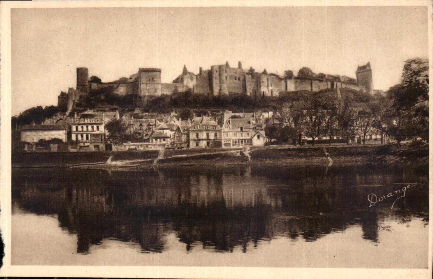 CPA Chinon I et L vue generale du Chateau Monument historique X au XV siecle et la Vienne 