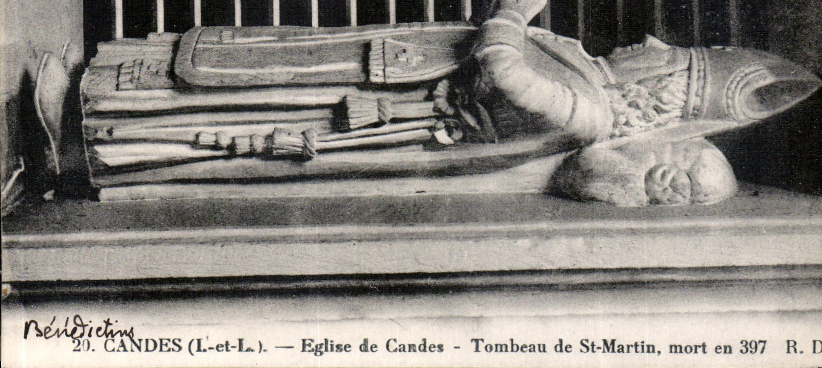 CPA Candes I et L Eglise de Candes Tombeau de St Martin 