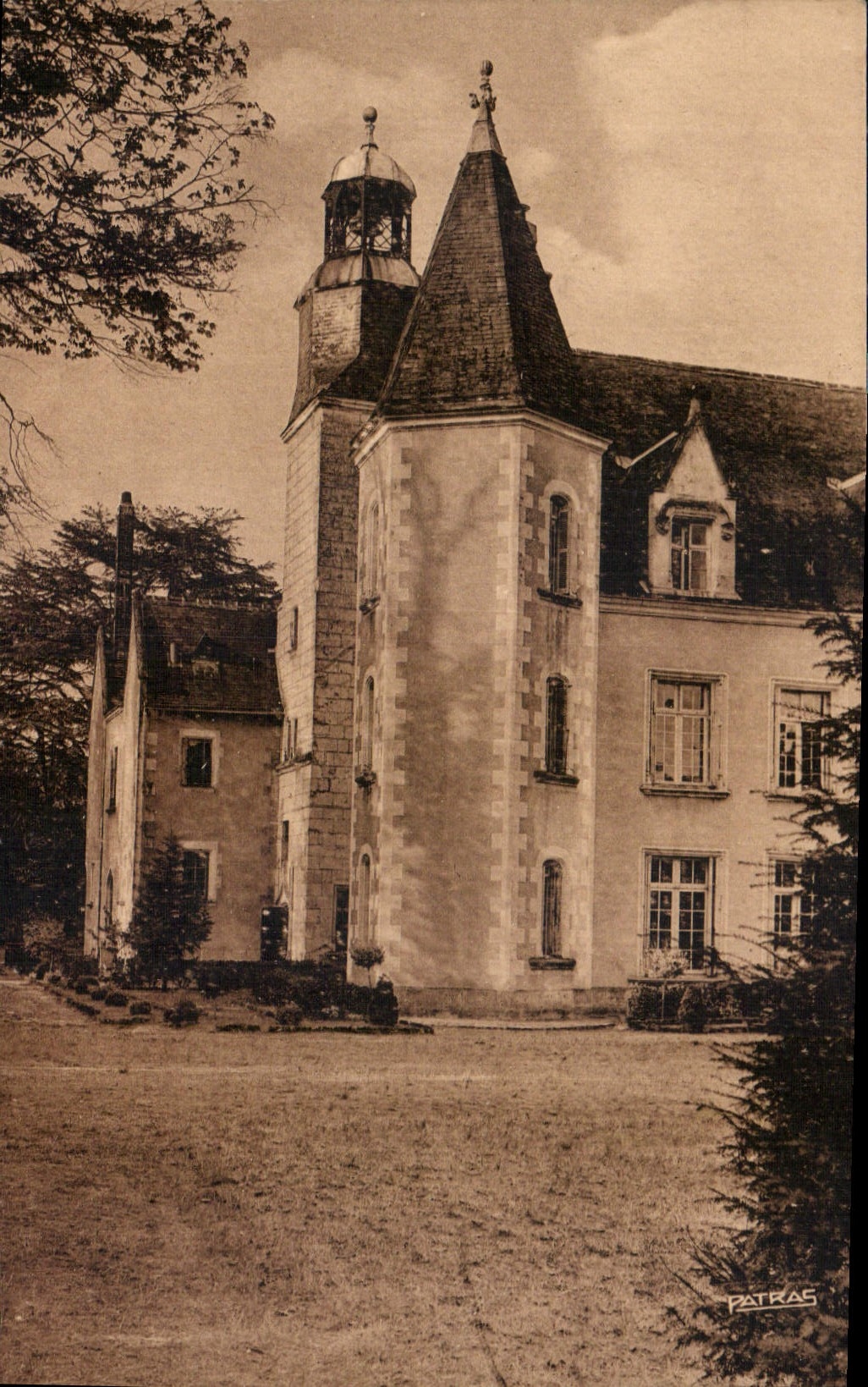 CPA Centre socila ministere des Finances Chateau de la Carte Ballan I et L 
