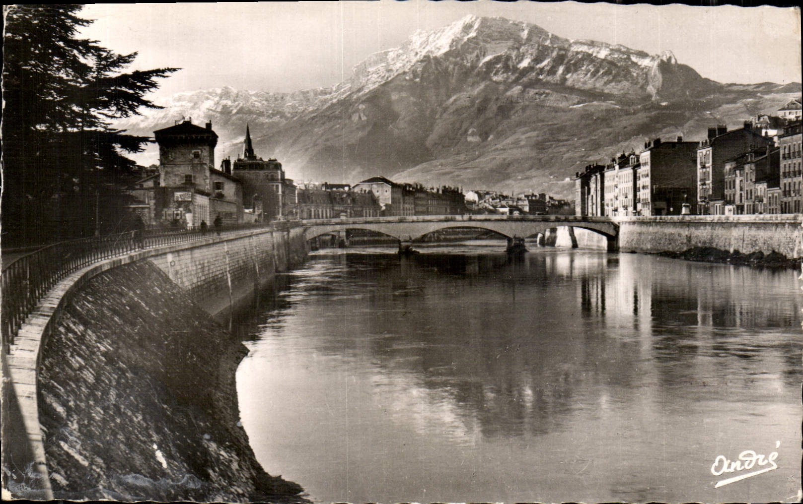Les Quais de l'Isère et le Mouchorotte (1895 m) — Grenoble — Édition d'Art Andrés