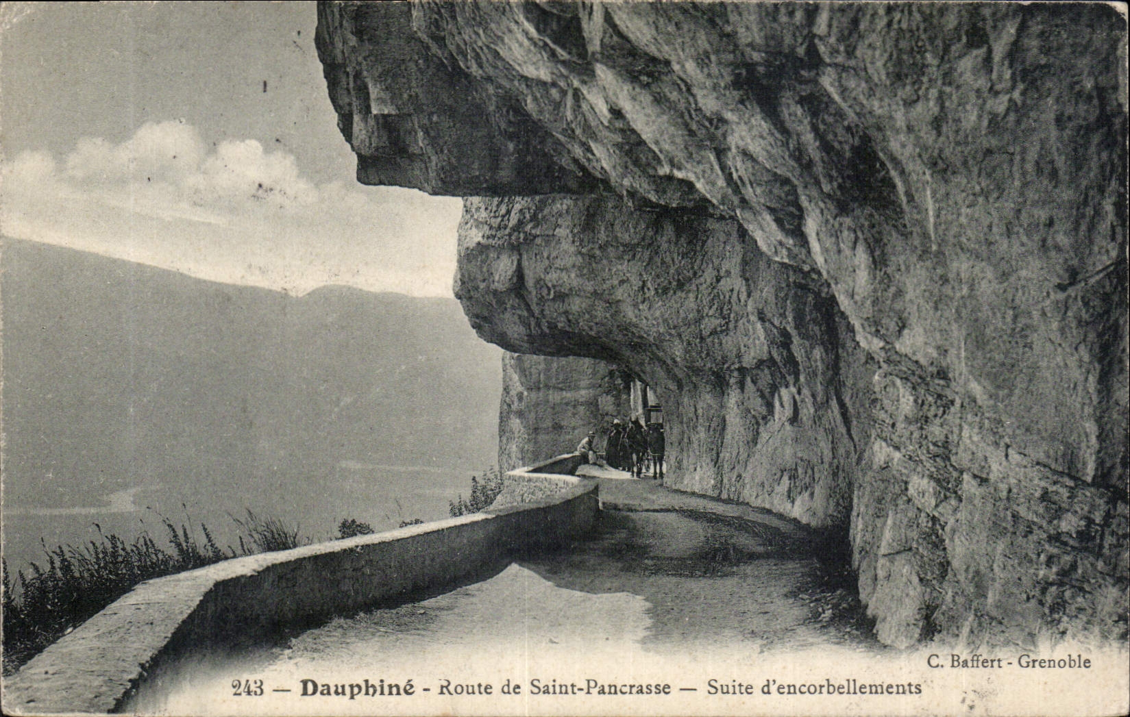 Dauphiné - Route de Saint-Pancrasse — Suite d'encorbellements — C. Baffert - Grenoble