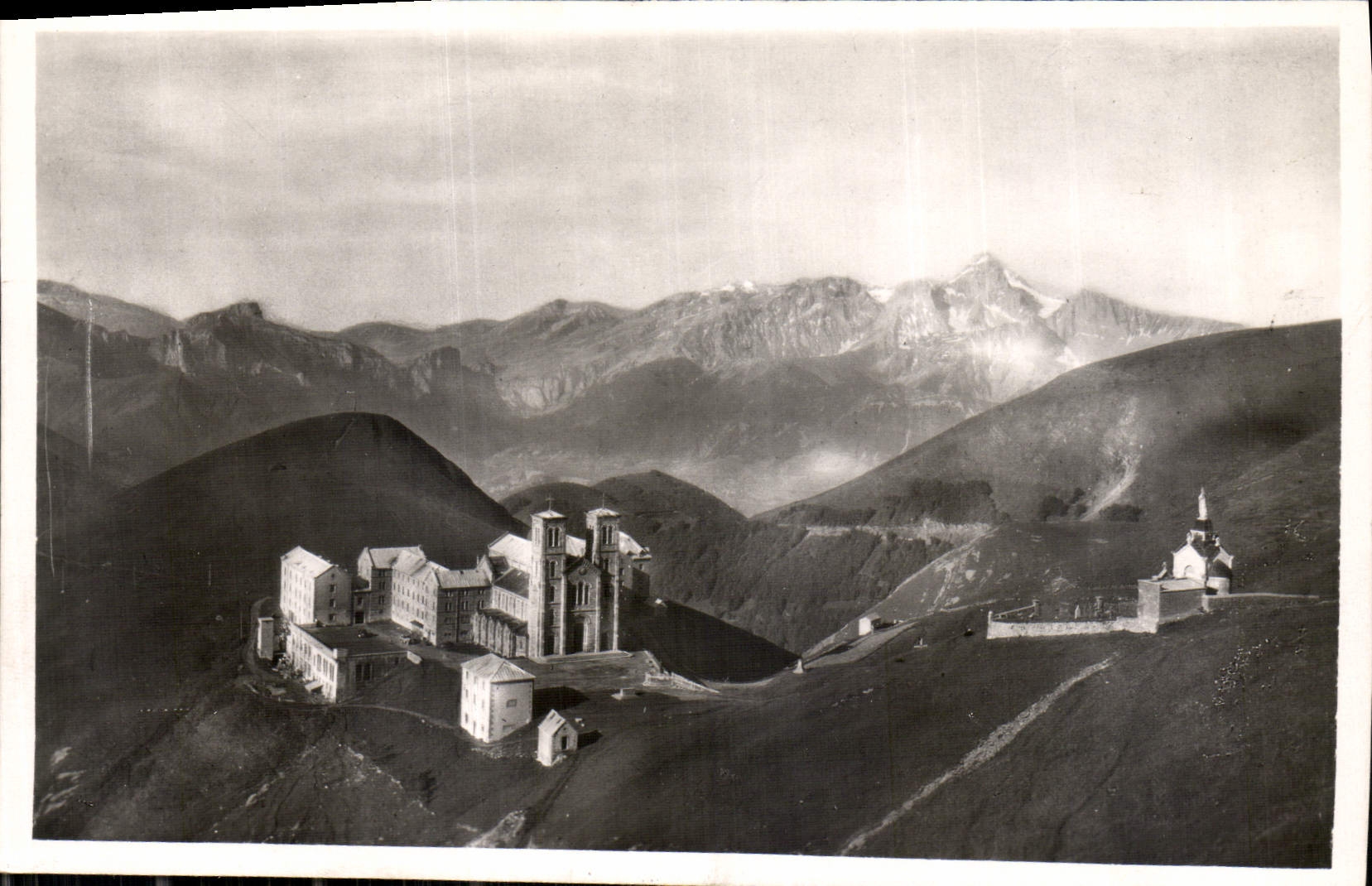 Notre-Dame de la SALETTE — Au fond, le Pic de l'Obiou (2793 m.) — Edition « La Cigogne »