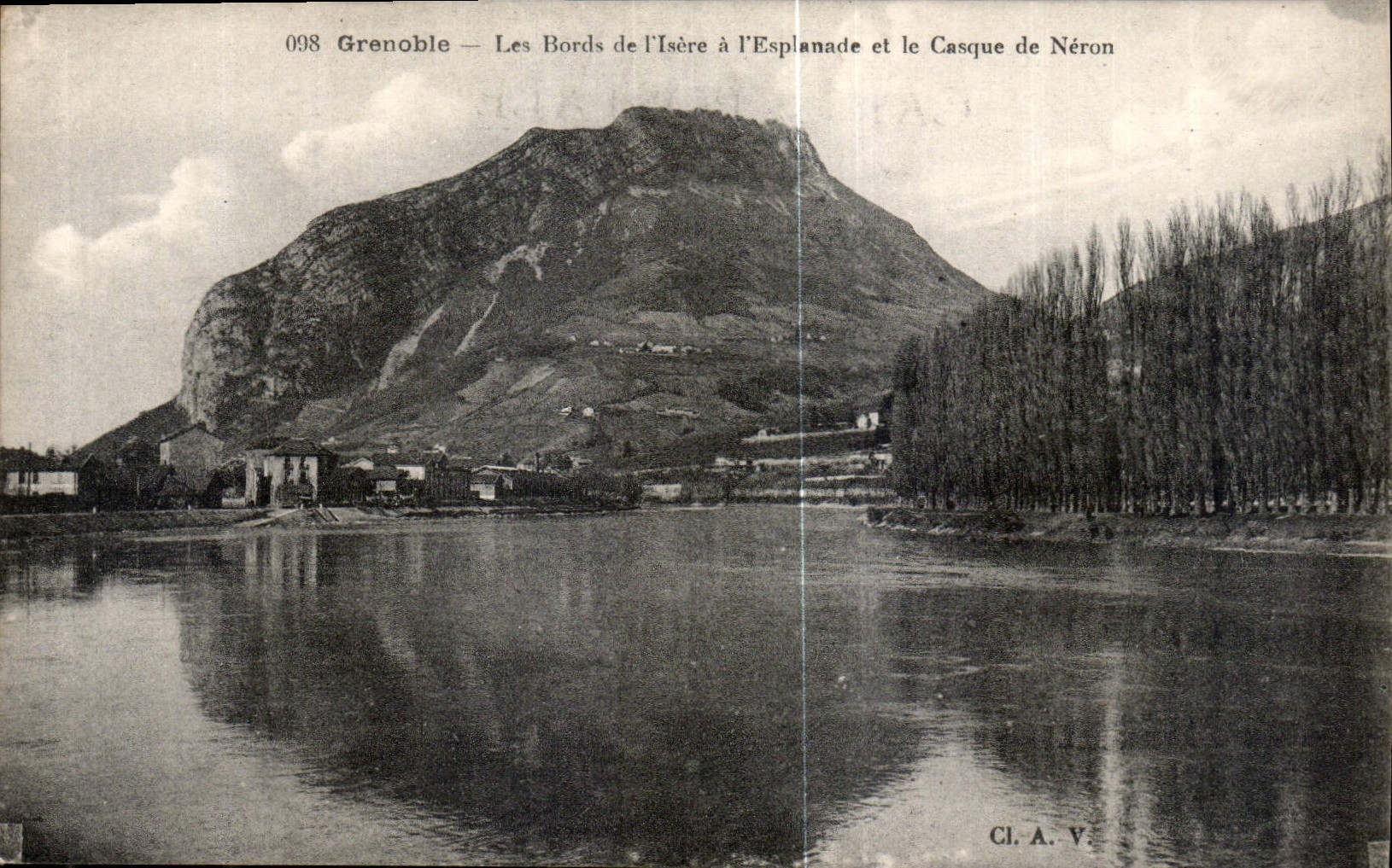 CPA Grenoble Les Bords de l'Isere a l'Explanade et le Casque de Neron 