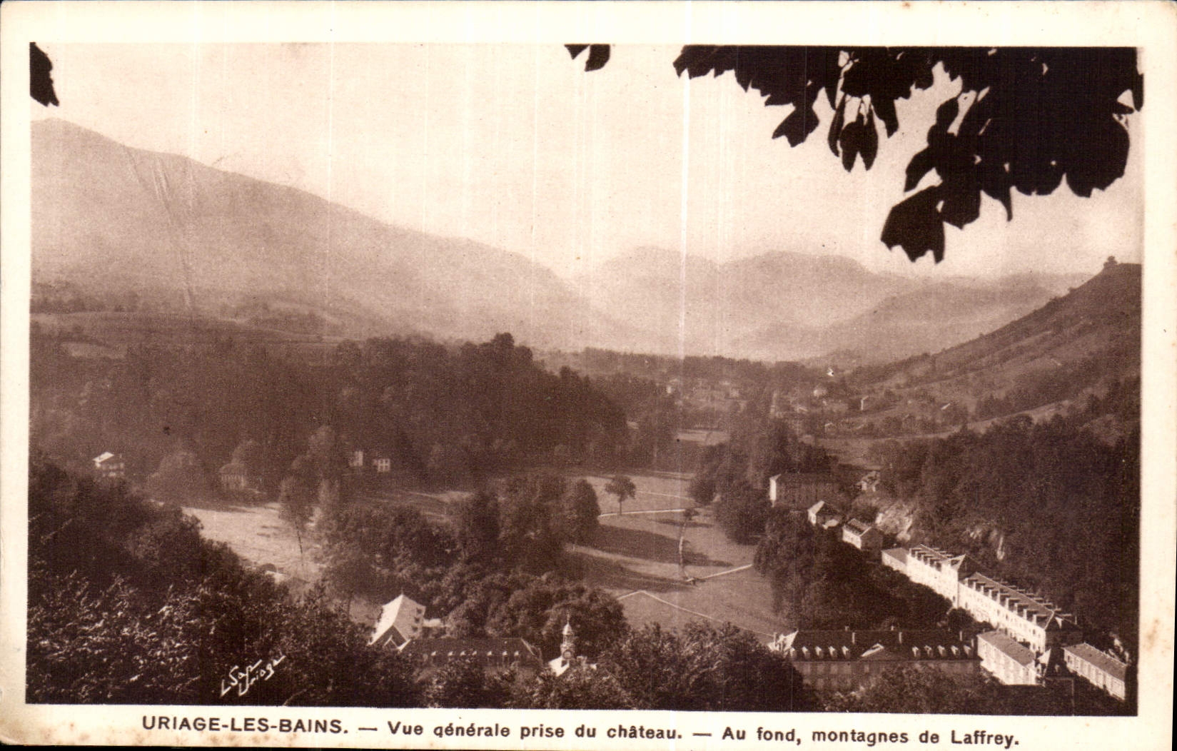 Uriage-les-Bains — Vue générale prise du château — Au fond, montagnes de Laffrey