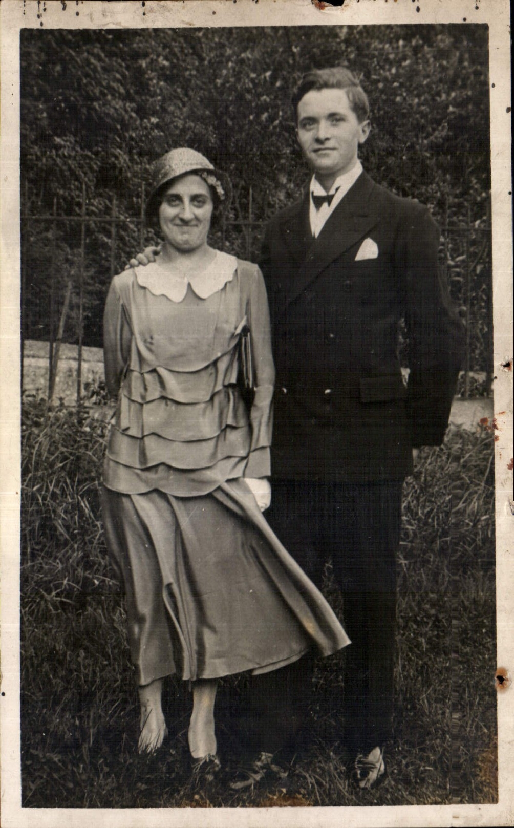 Couple en extérieur — époque 1920 — éditeur inconnu, n° de série non lisible