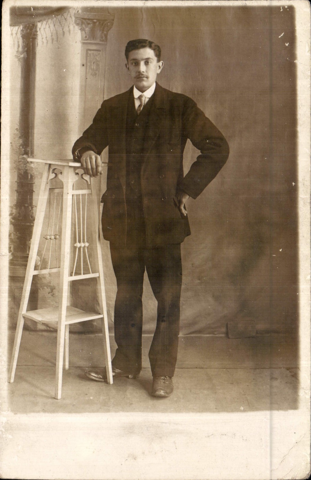 Portrait d'un jeune homme — studio — éditeur inconnu