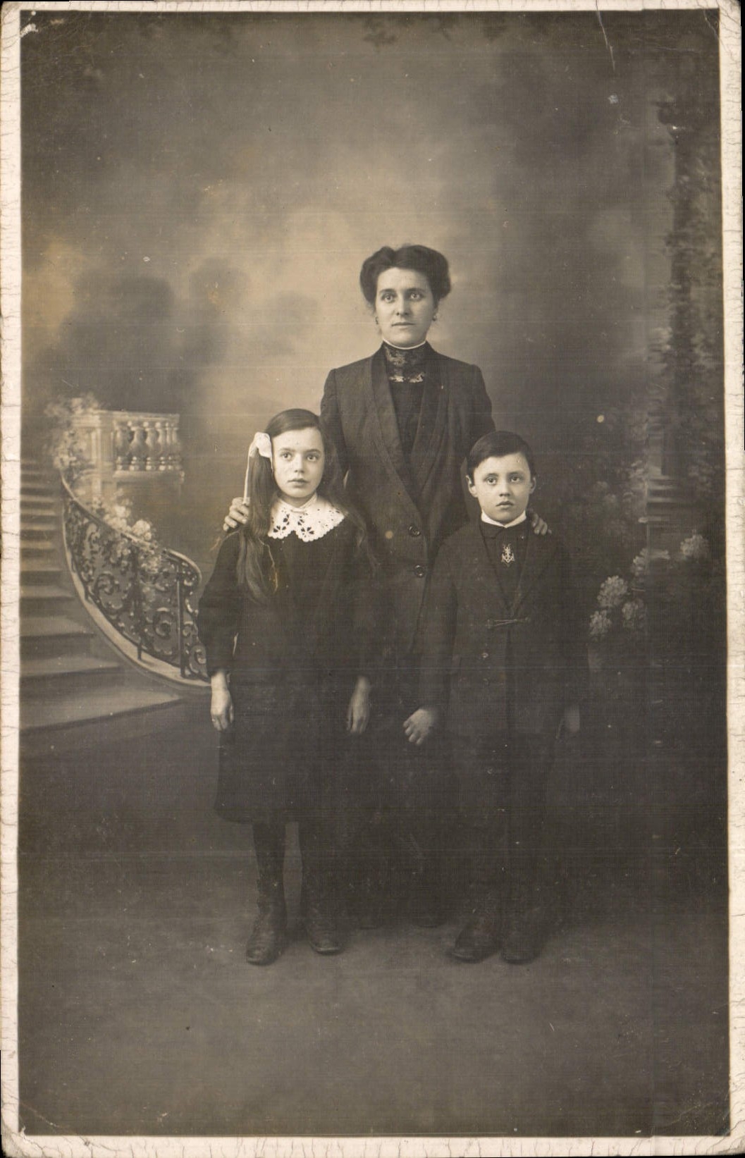Famille — portrait studio — éditeur non identifié, n° de série non visible