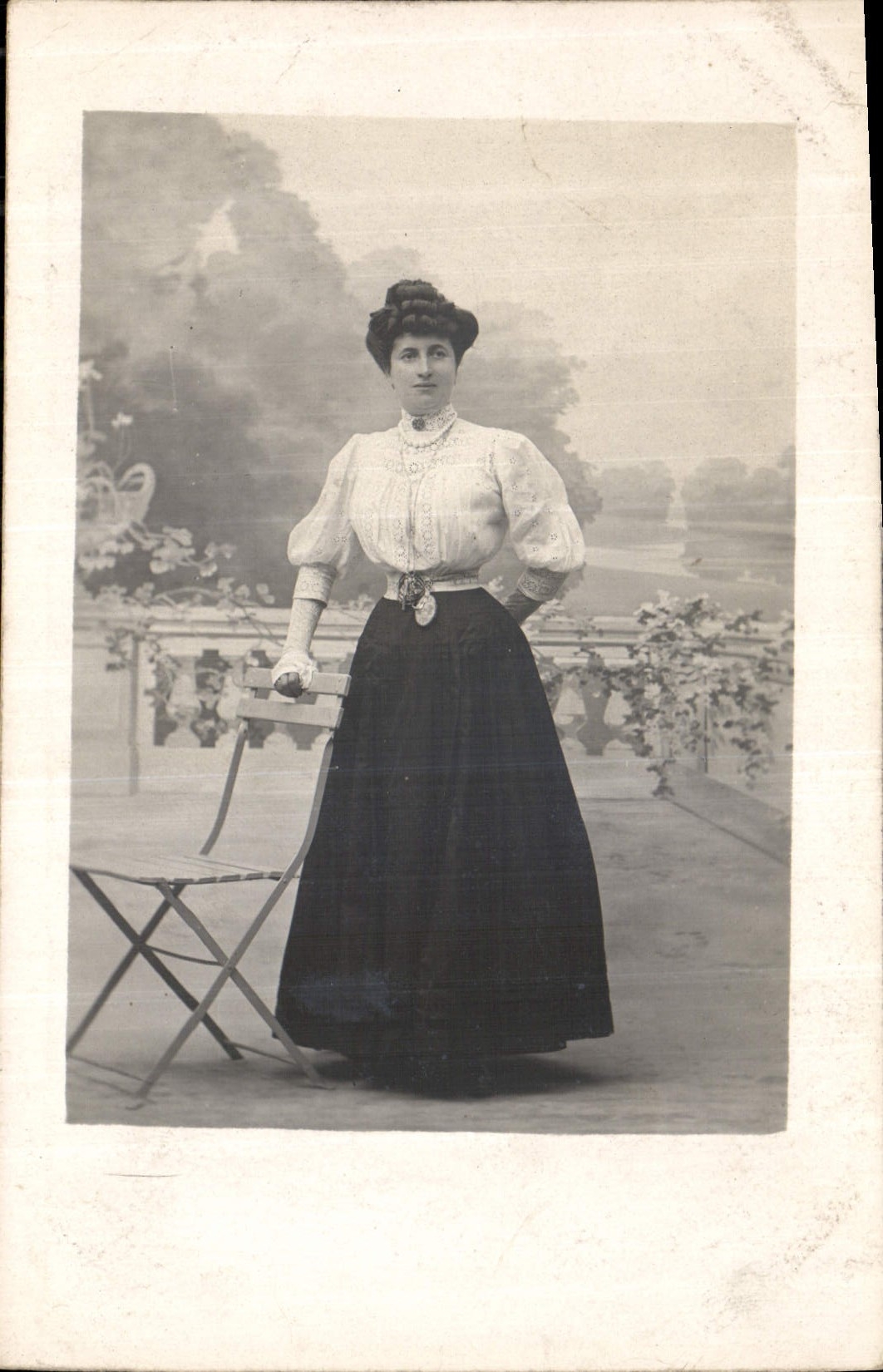 Femme en robe noire et blouse blanche — studio — P. de VALY, 96, Boulevard Sébastopol, Paris
