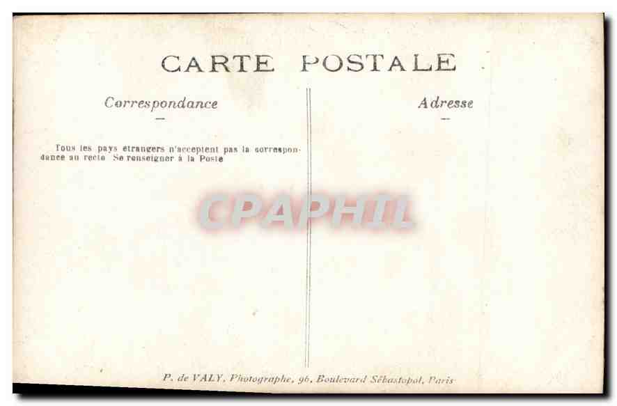 Femme en robe noire et blouse blanche — studio — P. de VALY, 96, Boulevard Sébastopol, Paris — Verso
