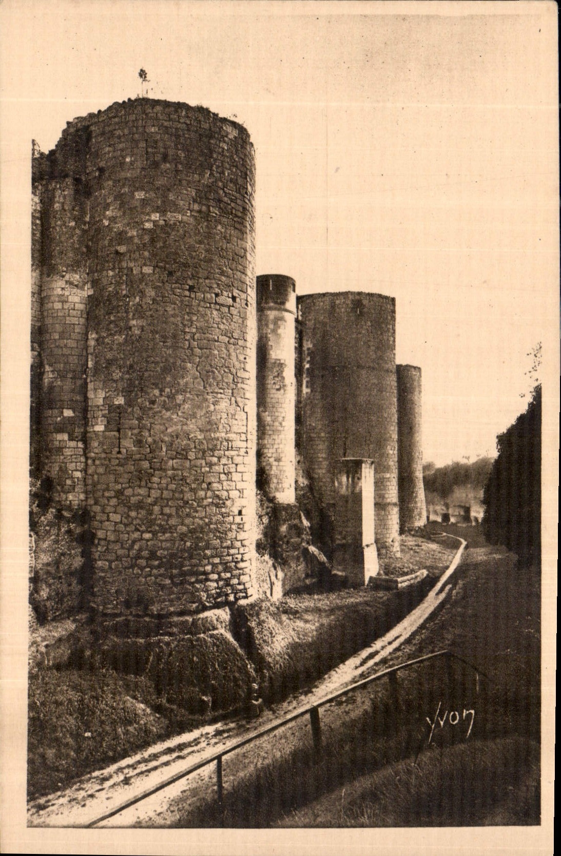 CPA La Douce France Chateaux de la Loire Chateau de Loches Facade Occidentale 
