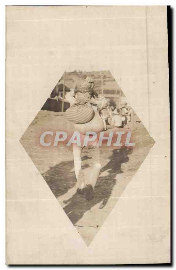 Homme portant un fardeau — scène de rue — carte postale américaine