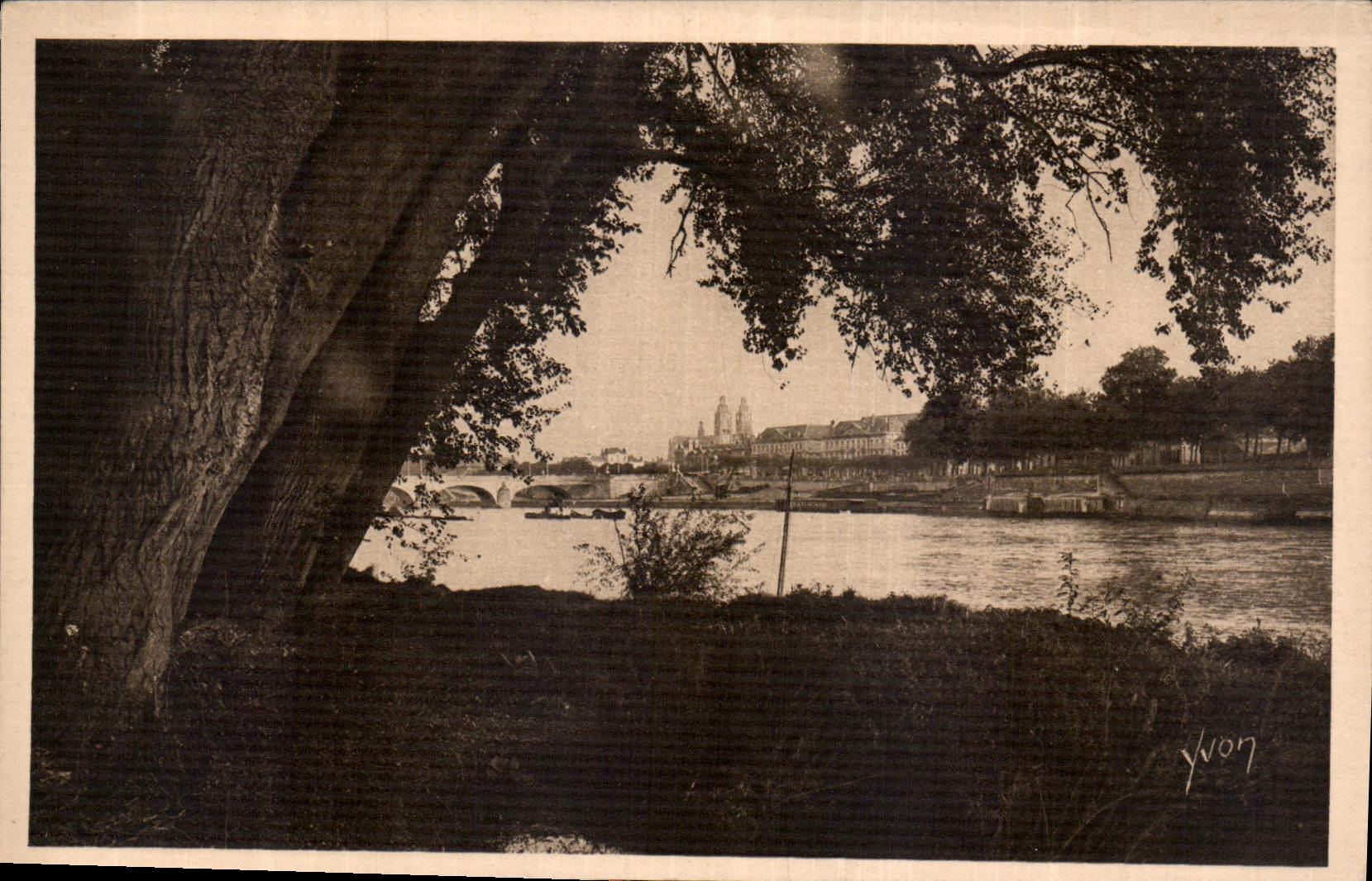 CPA La Douce France Tours Bords de la Loire La Cathedrale et Pont de Pierre 