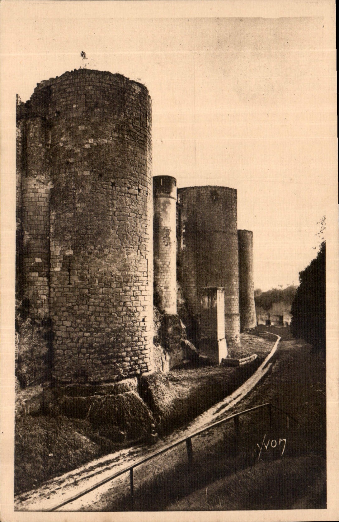 CPA La Douce France Chateaux de la Loire Chateau de Loches Facade Occidentale 