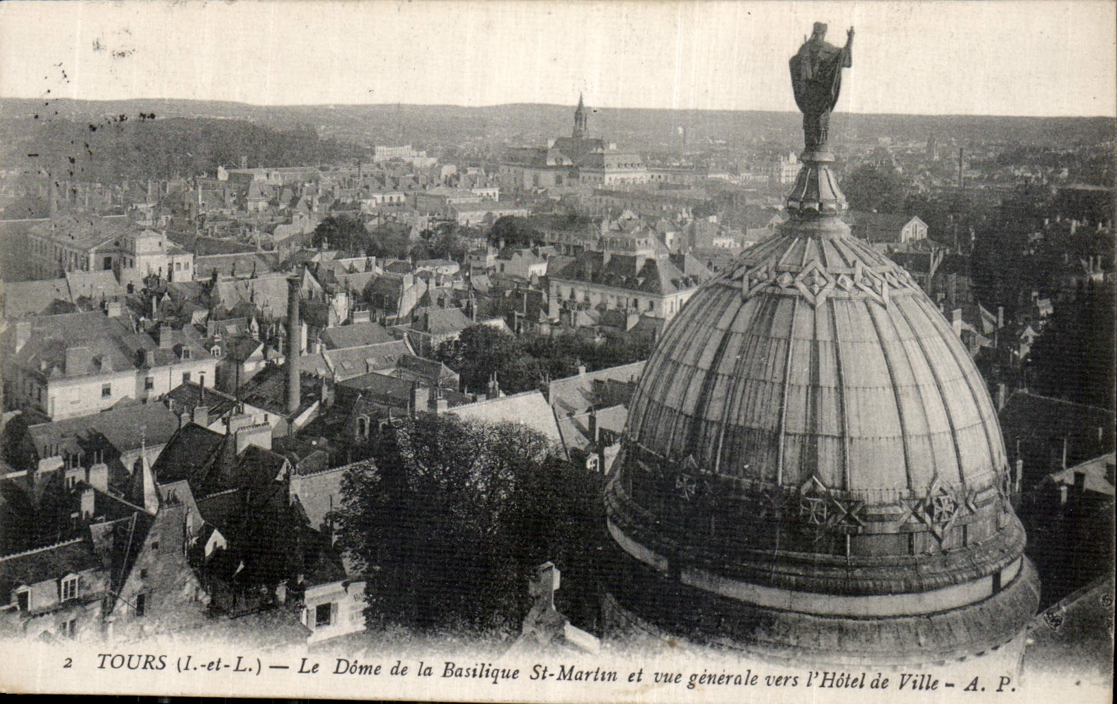 CPA Tours I et L La Dome de la Basilique St Martin et vue generale vers l'Hotel de Ville 