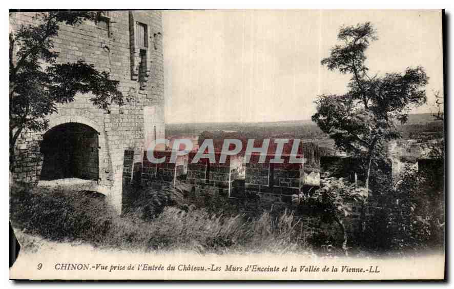 Chinon — Vue prise de l'Entrée du Château — Les Murs d'Enceinte et la Vallée de la Vienne — LL