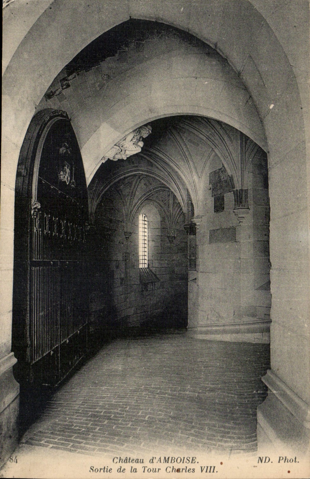 CPA Chateau d'Amboise Sortie de la Tour Charles VIII 