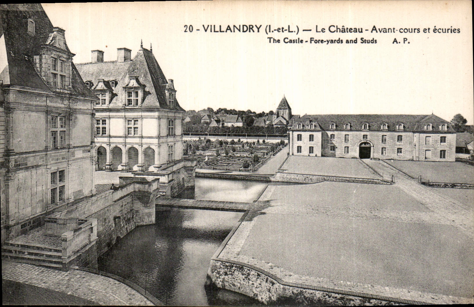 CPA Villandry I et L Le Chateau Avant Cours et ecuries 
