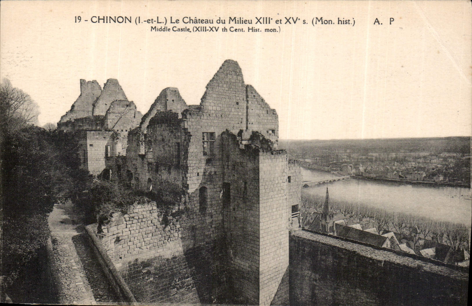 Chinon — Le Château du Milieu XIIIe et XVe s. (Mon. hist.) — A. P.