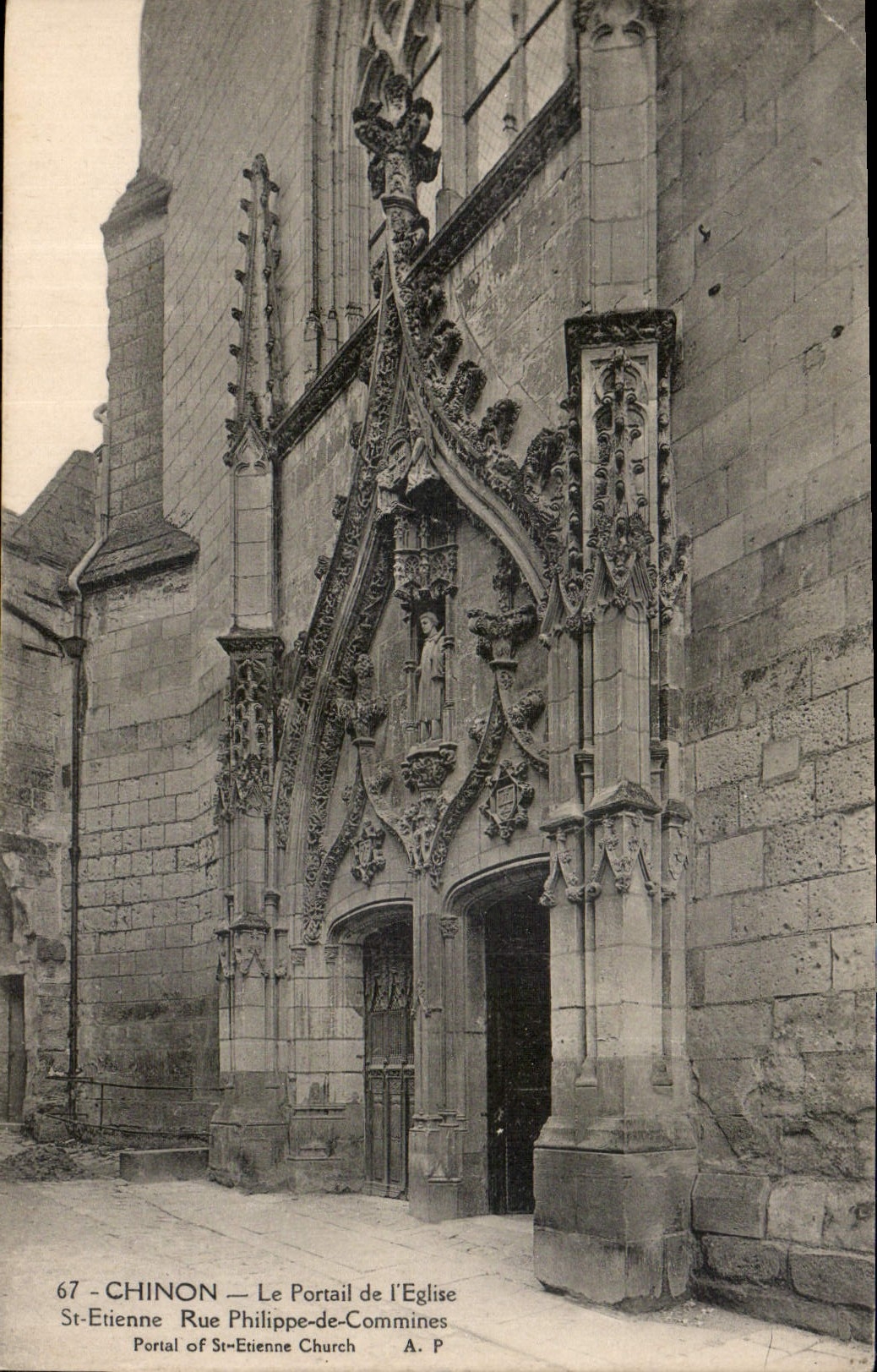 CPA Chinon Le Portail de l'Eglise St Etienne Rue Philippe de Commines 