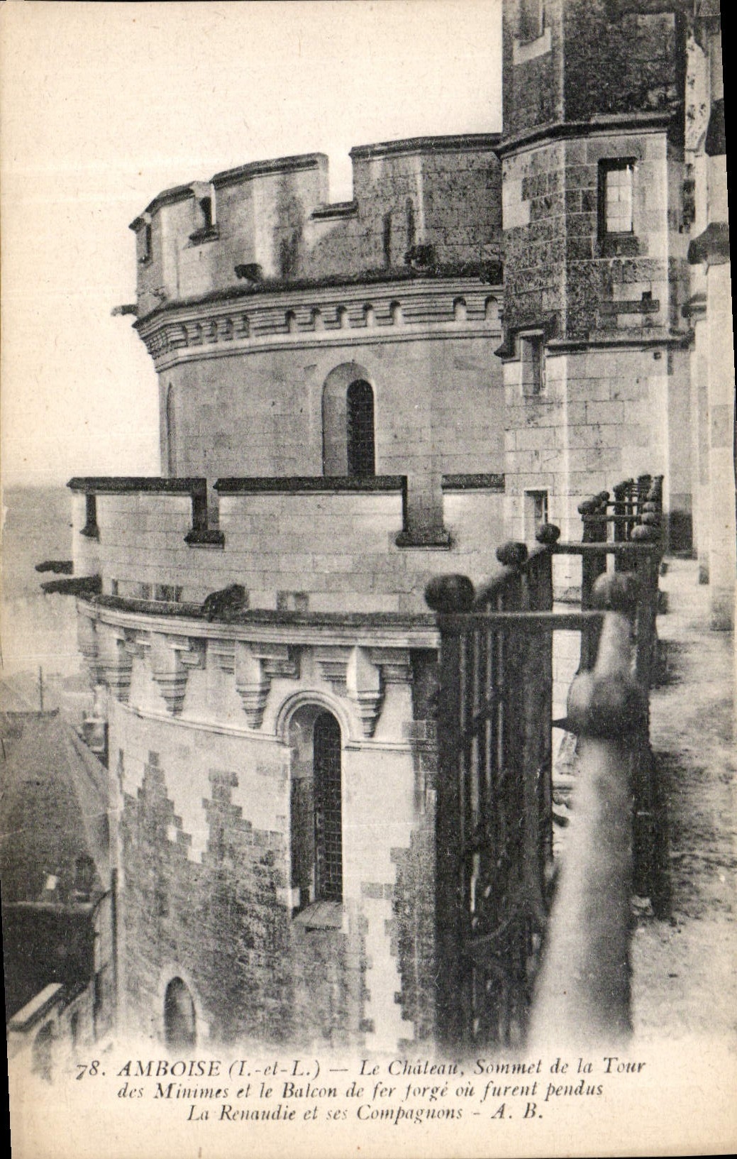 CPA Amboise I et L Le Chateau Sommet de la Tour des Mimmes et le Balcon de fer targe ou furent pendu