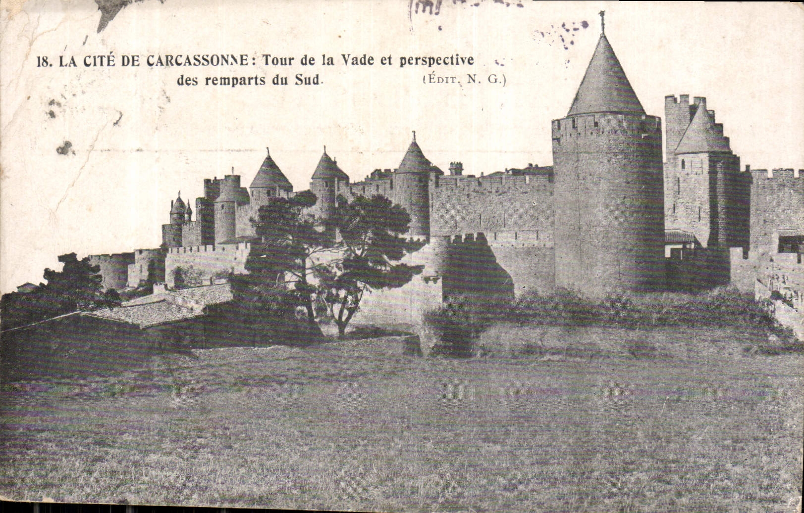 CPA La Cite de Carcassonne Tour de la Vade et perspective des remparts du Sud 