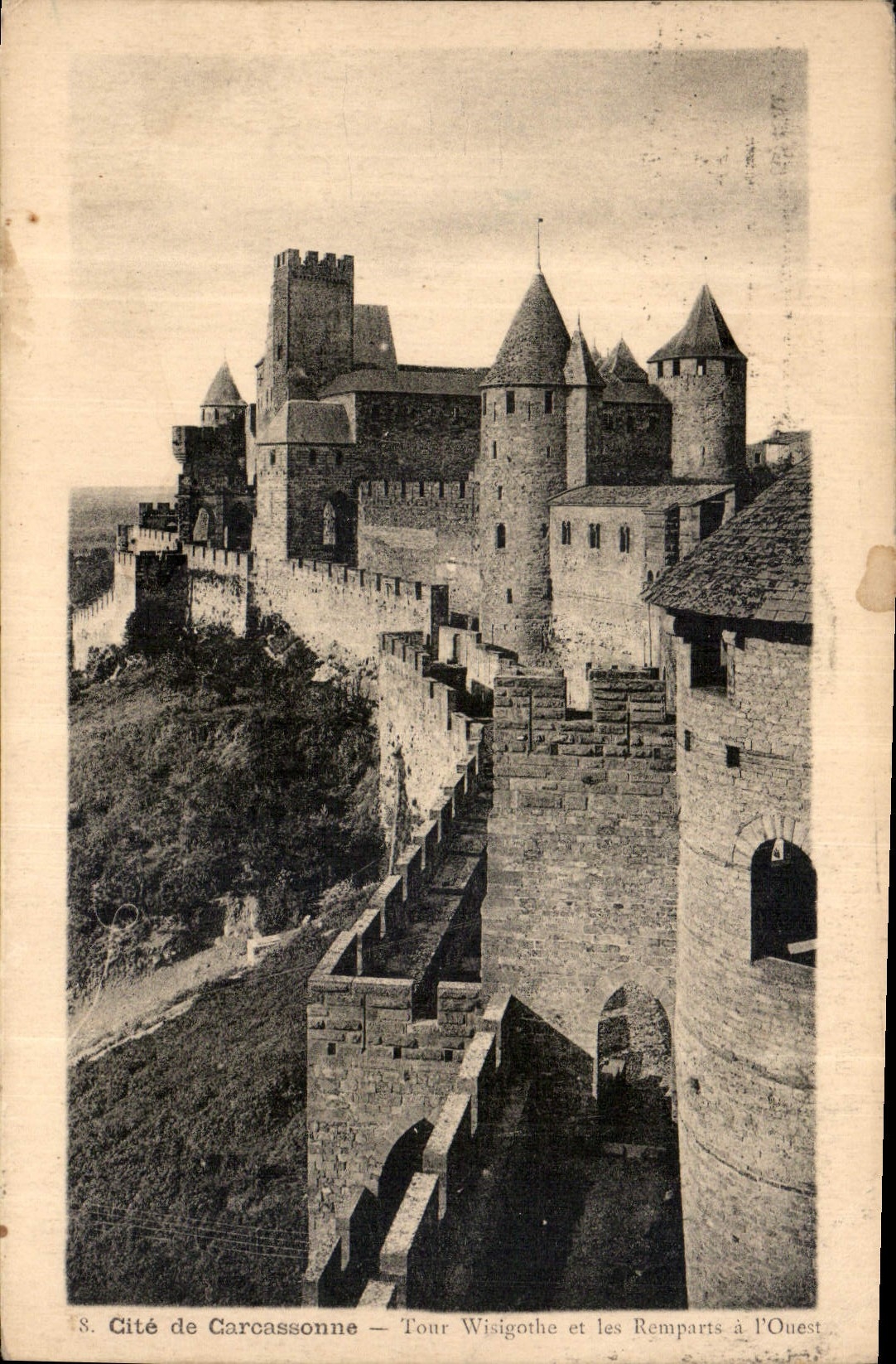 CPA Cite de Carcassonne Tour Wisigothe et les Remparts a l'Ouest 