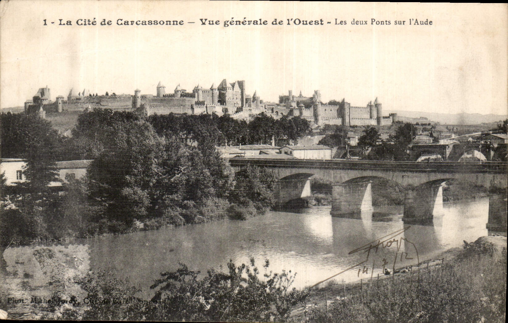 CPA La Cite de Carcassonne Vue generale de l'Ouest les deux Ponts sur l'Aude 