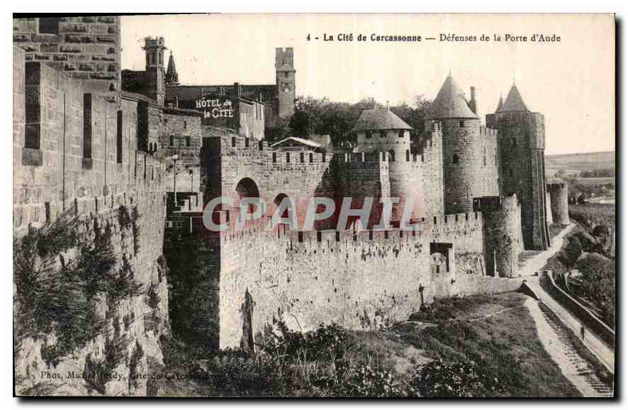 CPA La Cite de Carcassonne Defenses de la Porte d'Aude 