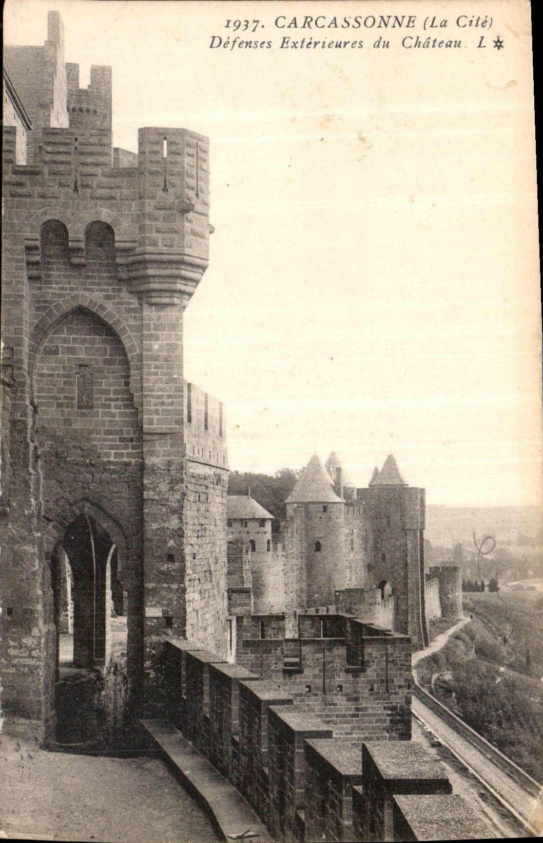 CPA Carcassonne La Cite Defenses Exterieurs du Chateau 