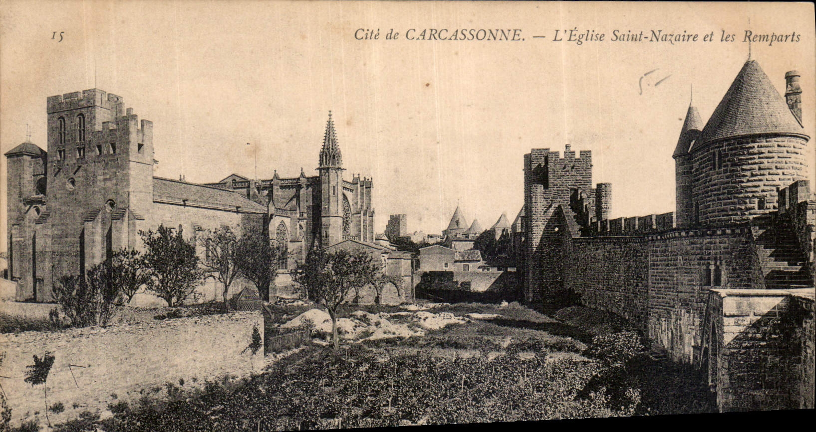 CPA Cite de Carcassonne L'Eglise Saint Nazaire et les Remparts 