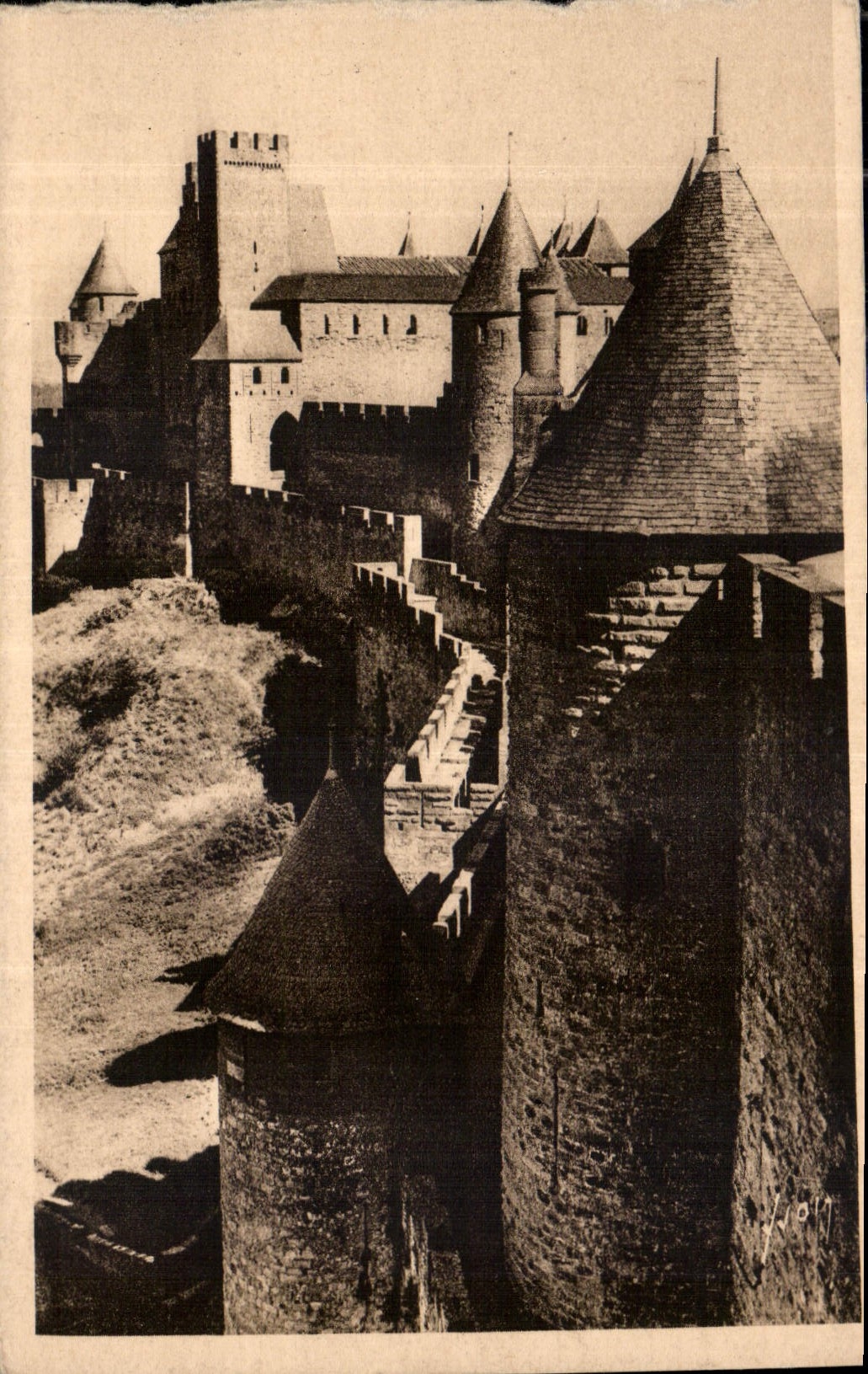 CPA Carcassonne Aude La Cite Perspective exterieure sur le Chateau La Tour Pinte 