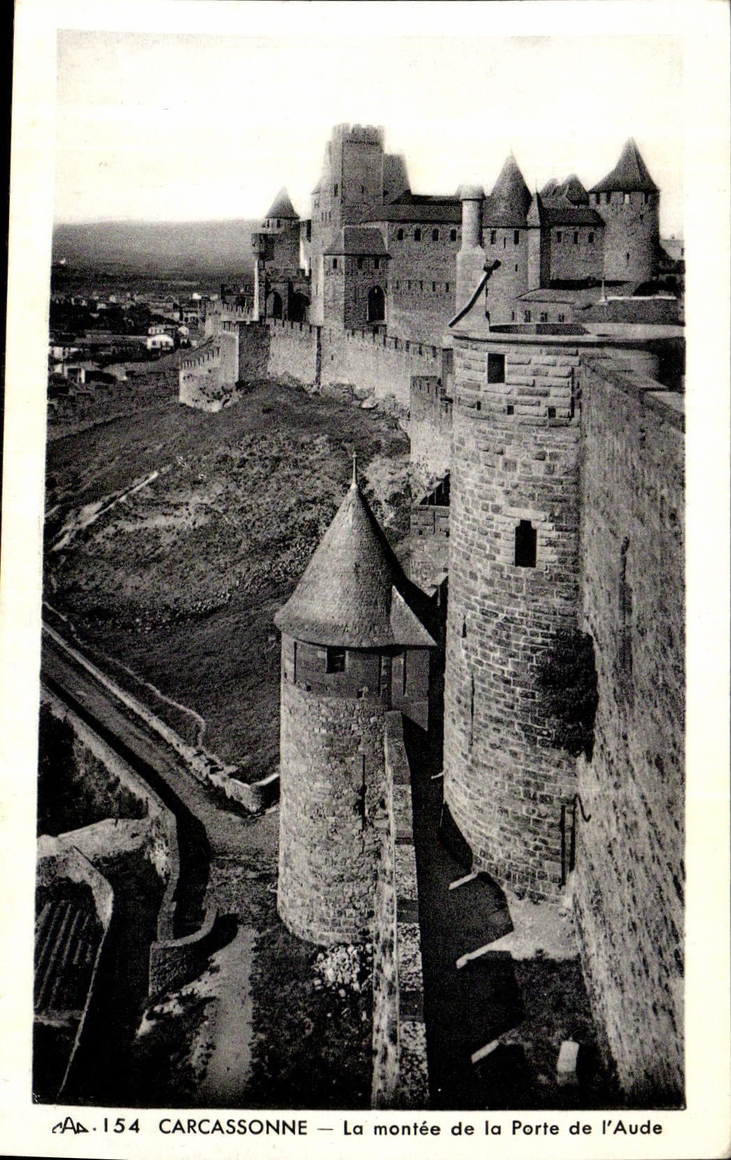 CPA Carcassonne La montee de la Porte d'Aude 