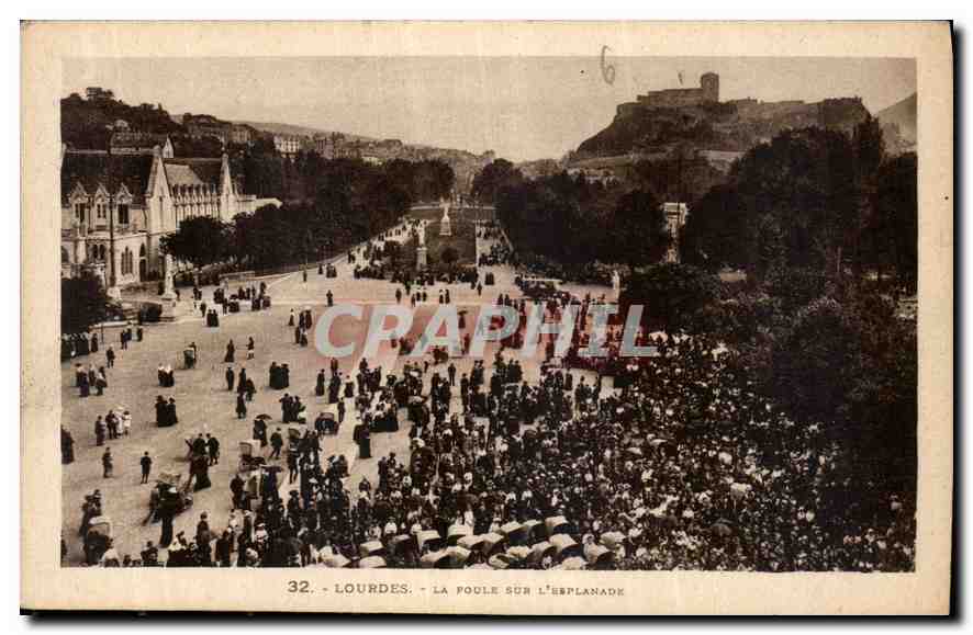 CPA Lordes La Foule sur l'Esplanade 