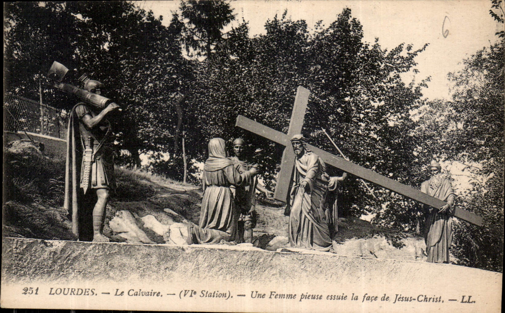 CPA Lourdes Le Calvaire VI Station Une Femme pieuse essuie la face de Jesus Christ 