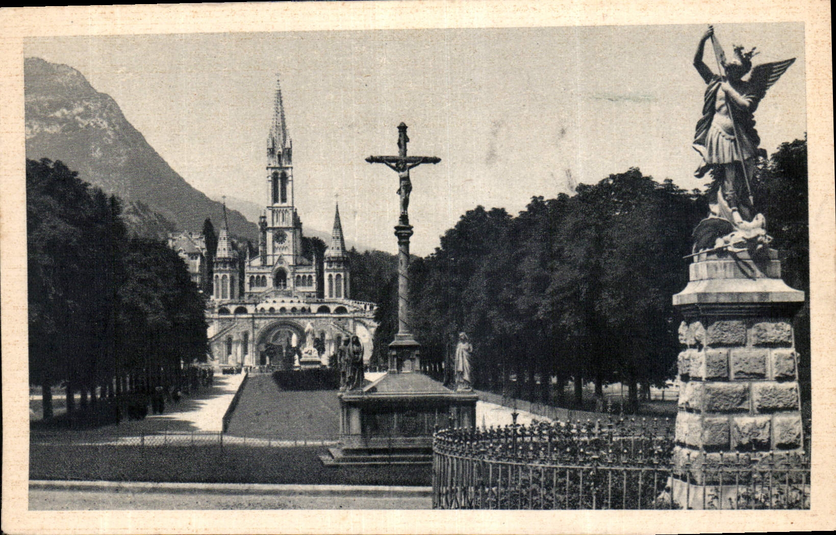 CPA Lourdes La Basilique et l'Esplanade 