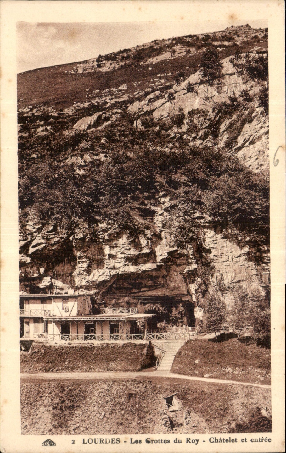 CPA Lourdes Les Grottes du Roy Chatelet et entree 