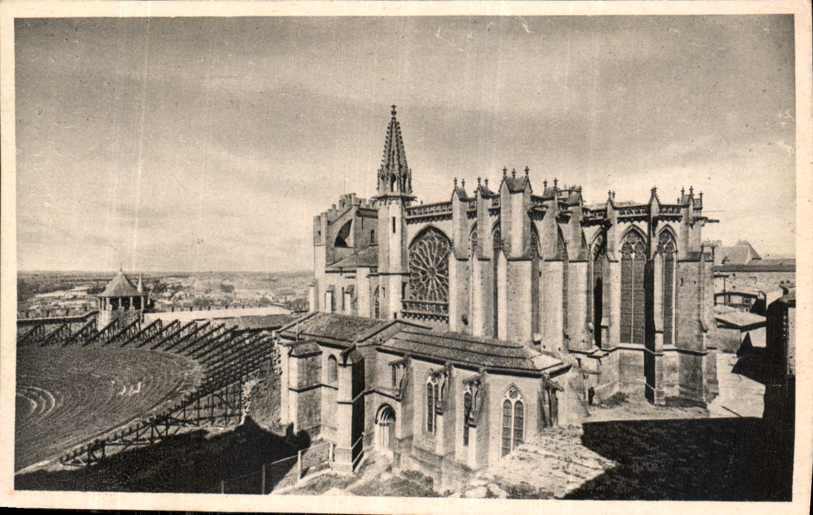 CPA Cite de Carcassonne L'Eglise St Nazaire et le Theatre 