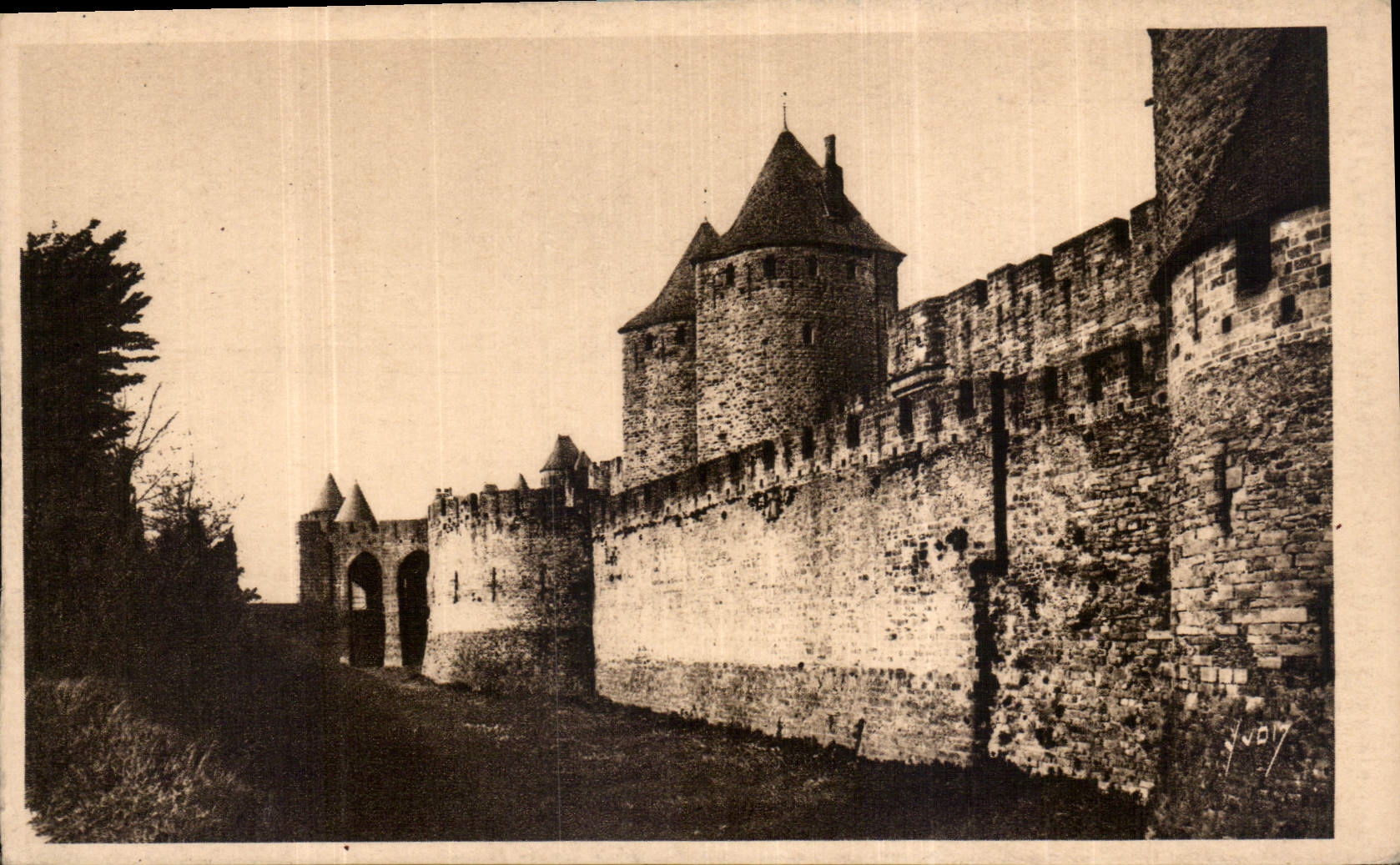 CPA Carcassonne Aude La Cite Les Lices Basses et Tour Narbonnaise 