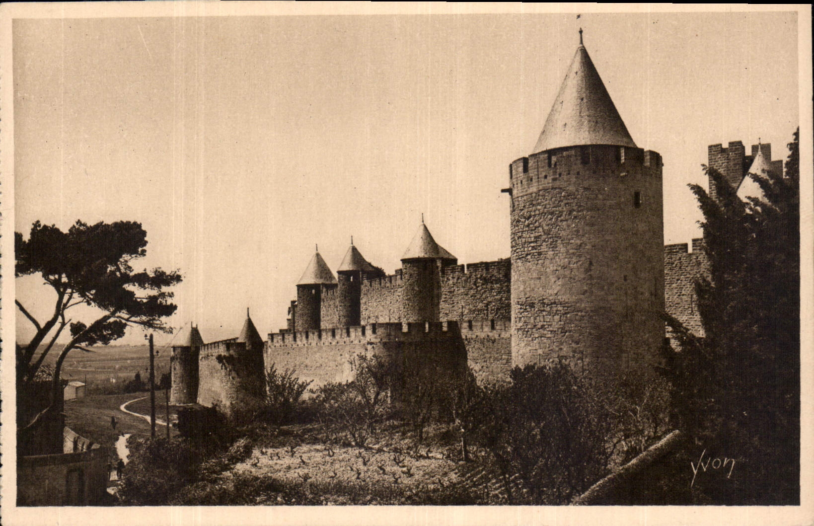Carcassonne — Vue générale de la Cité - Côté Sud-Ouest — Les Éditions d'Art Yvon, Paris