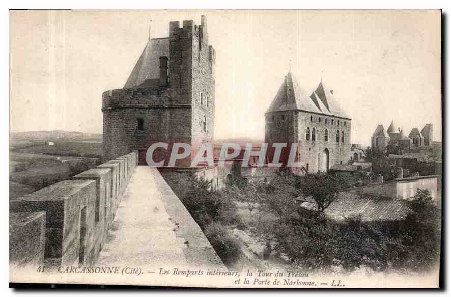 CPA Carcassonne Cite Les Remparts interieurs la Tour du Tresau et la Porte de Narbonne 