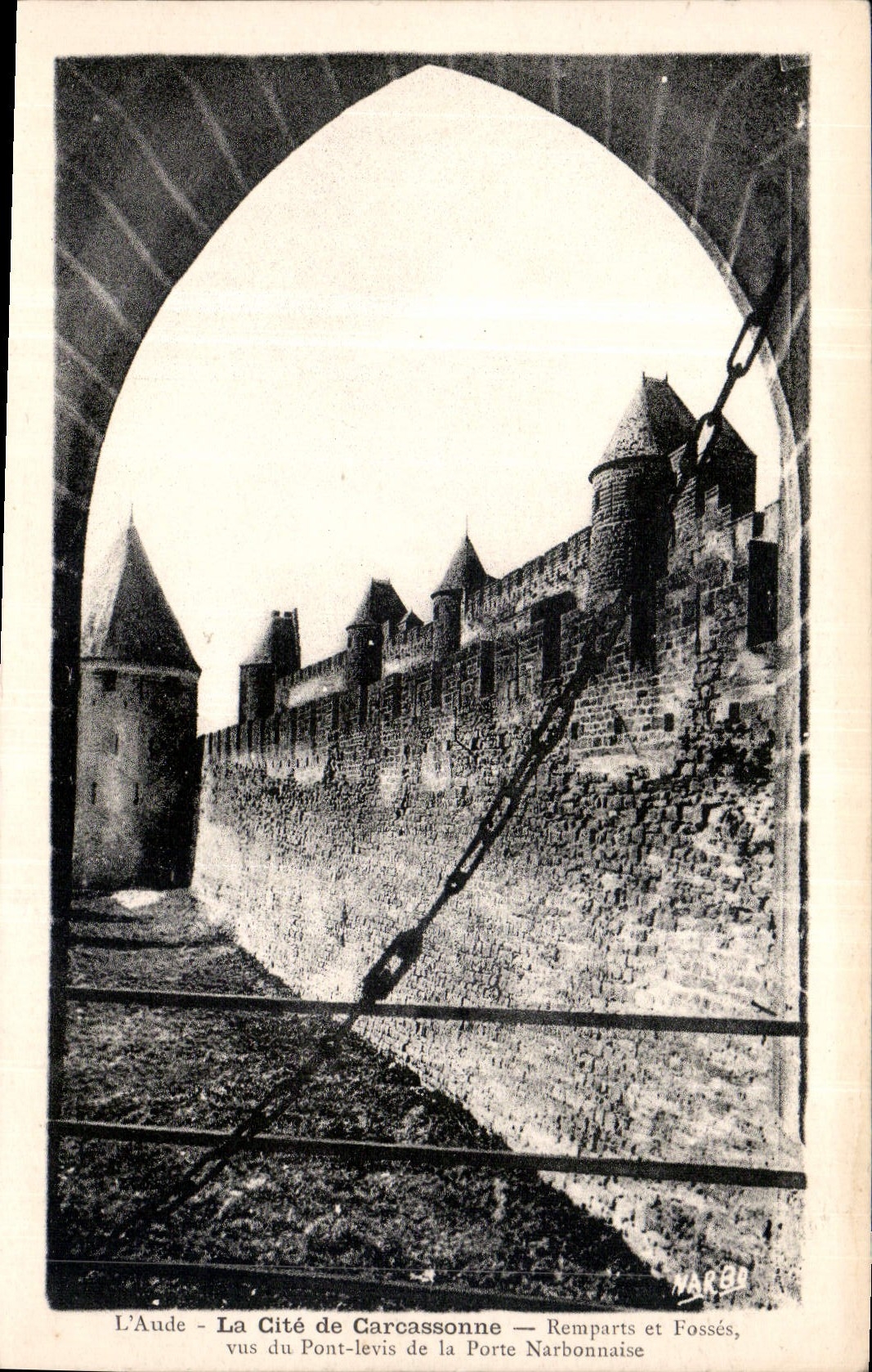 CPA L'Aude La Cite de Carcassonne Remparts et Fosses vus du Pont Levis de la Porte Narbonnaise 