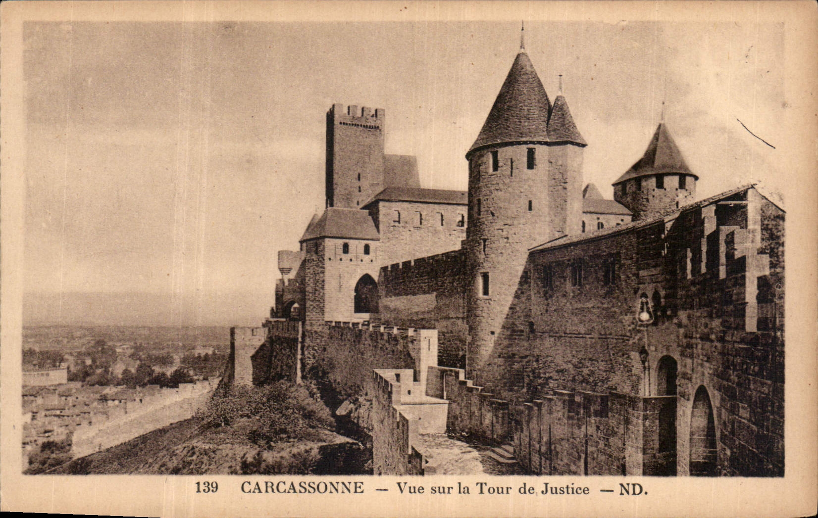 CPA Carcassonne vue sur la Tour de Justice 
