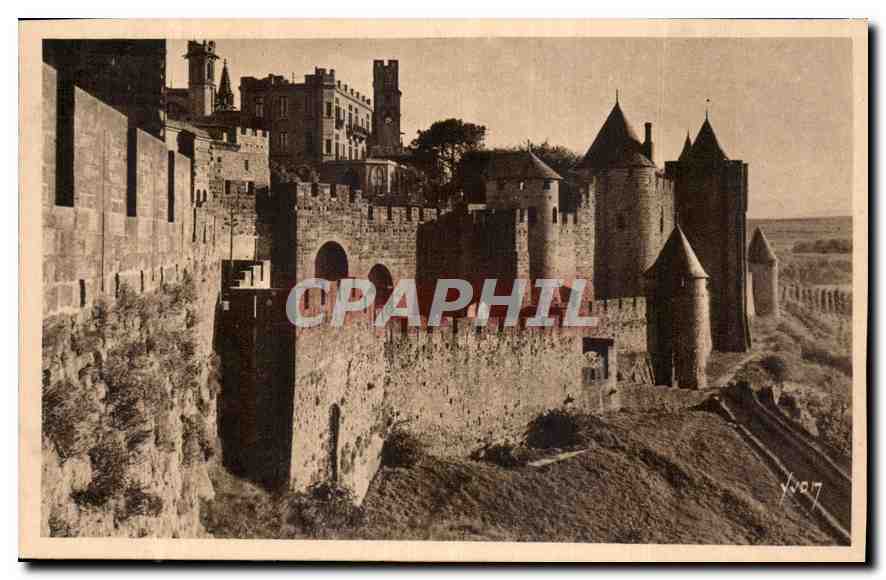 CPA Carcassonne Aude la Cite Montee de la Porte d'Aude 