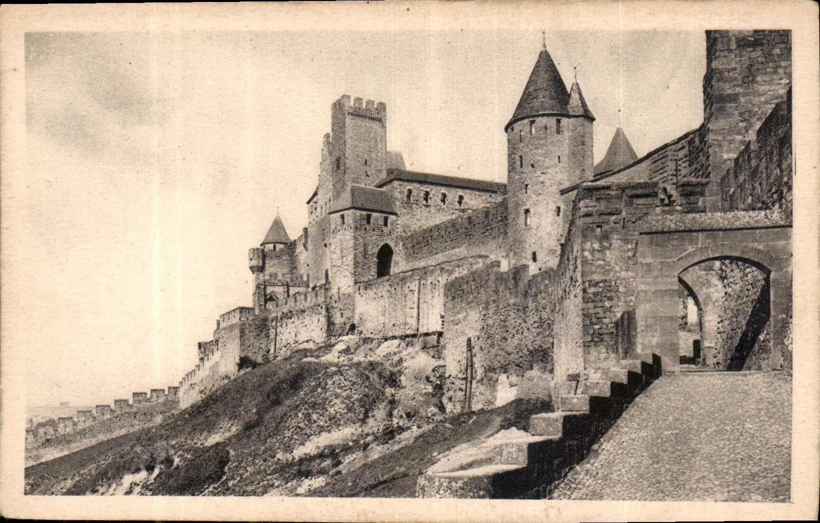 CPA Cite de Carcassonne la Porte d'Aude 