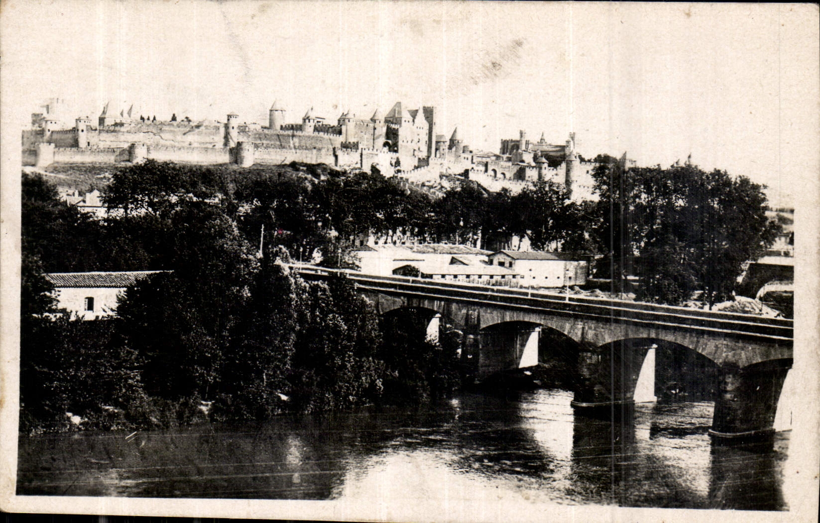 CPA La Cite de Carcassonne vue generale Cote Ville 