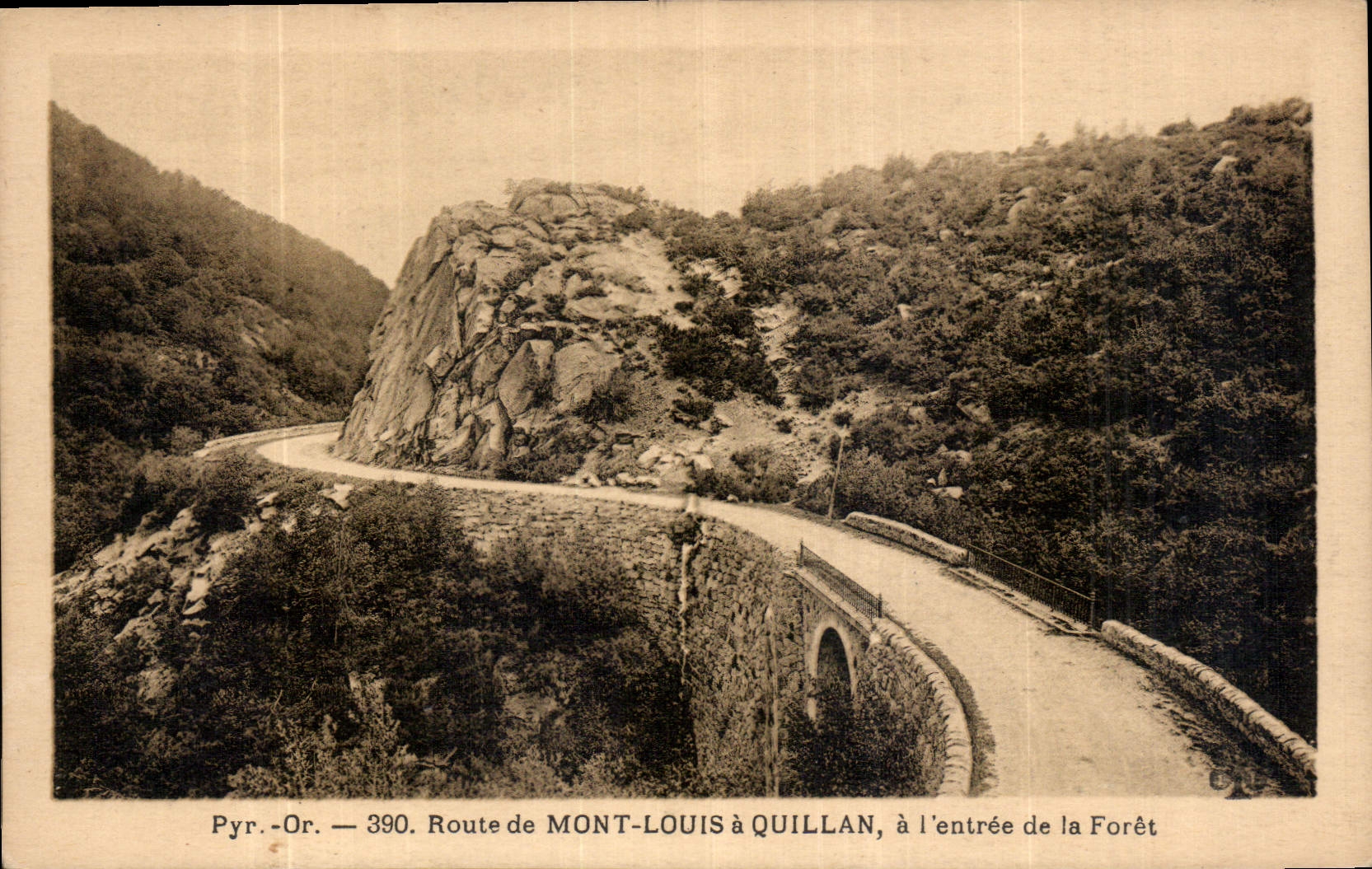 CPA Route de Mont Louis a Quillan a l'entree de la Foret 