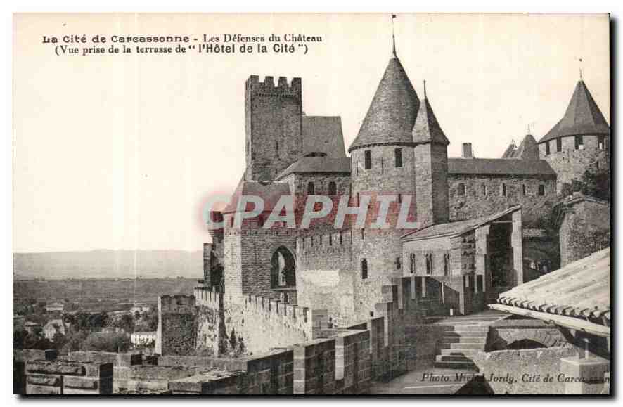 CPA La Cite de Carcassonne les defenses du Chateau vue prise de la terrasse de l'Hotel de la Cite 